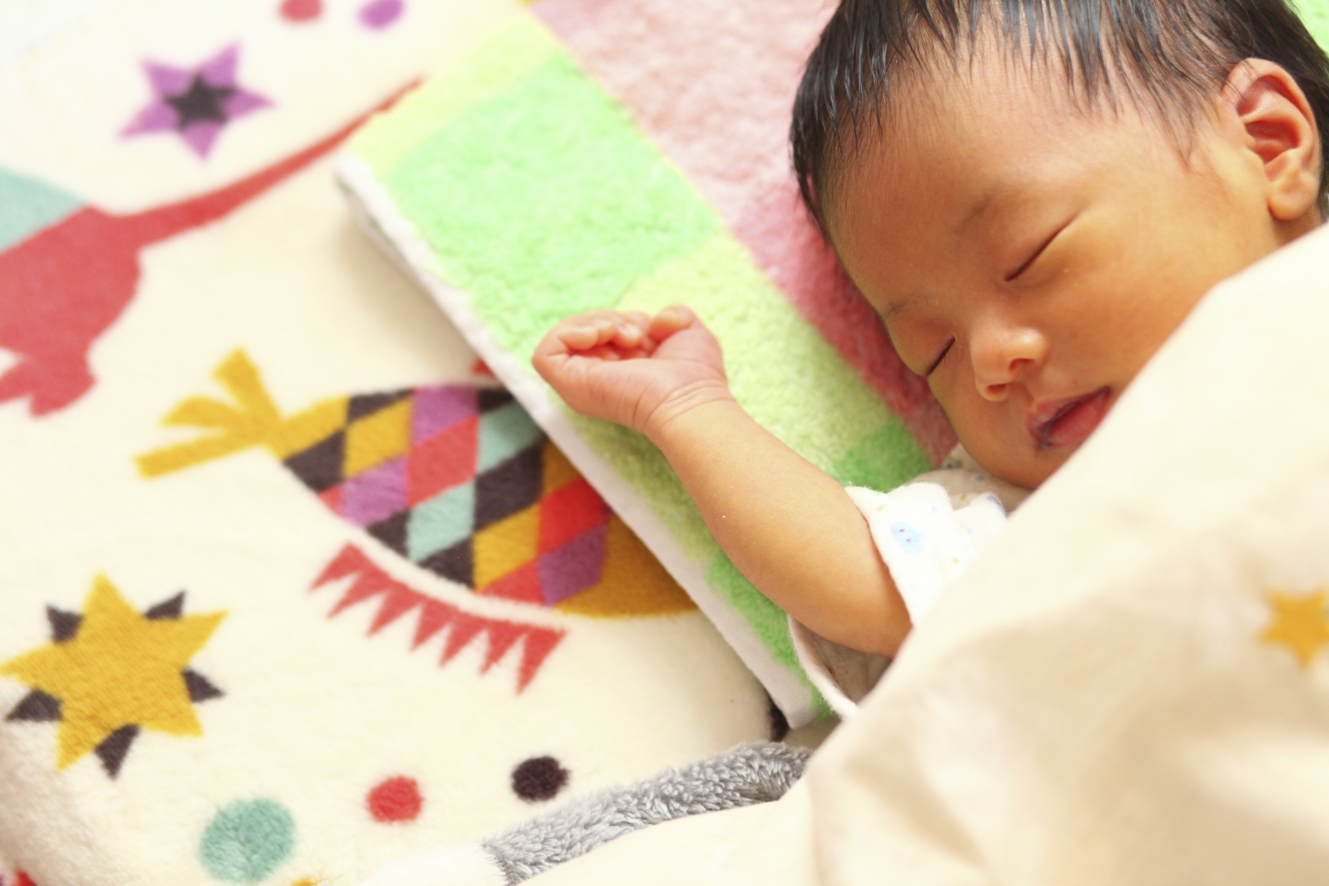新生児は寝る時間がバラバラ！生活リズムを整えるコツとは