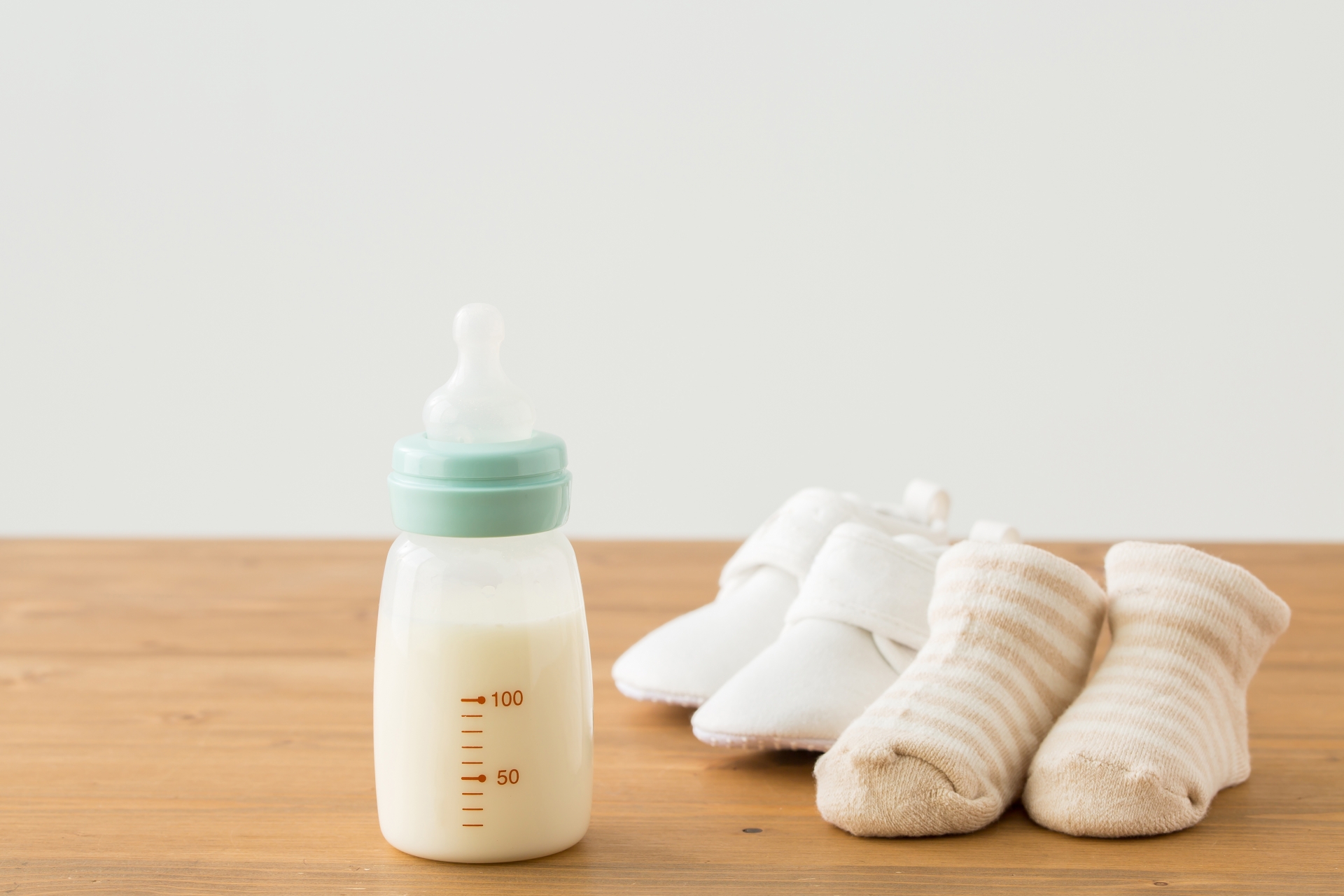 ミルクと母乳の混合育児をする場合のミルクの足し方や方法とは