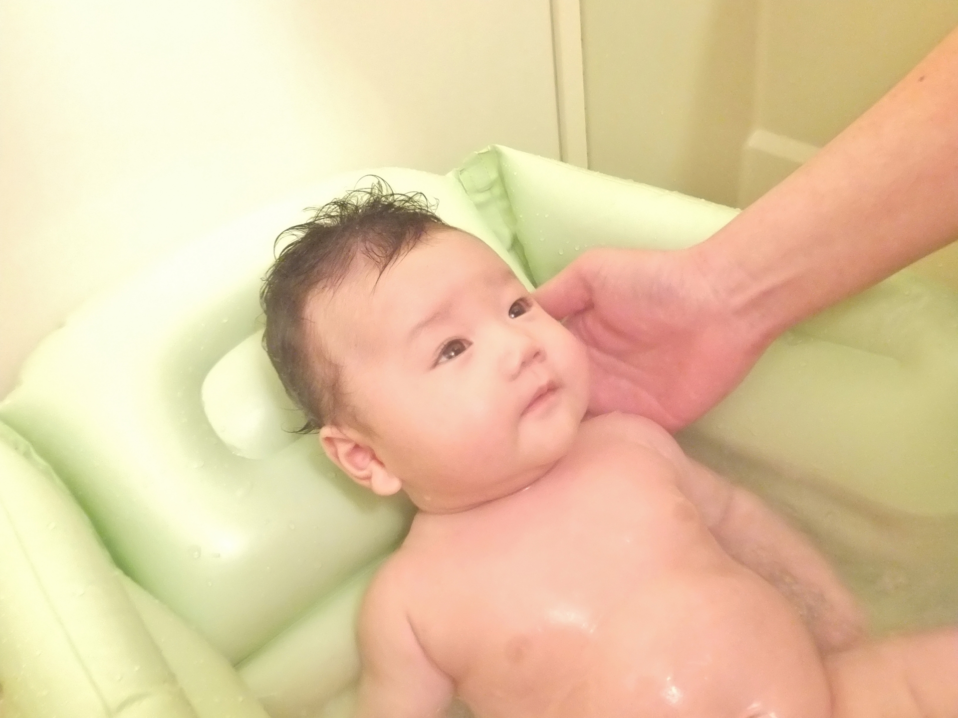 赤ちゃんの入浴方法、沐浴を卒業し一緒に入浴する時のポイント
