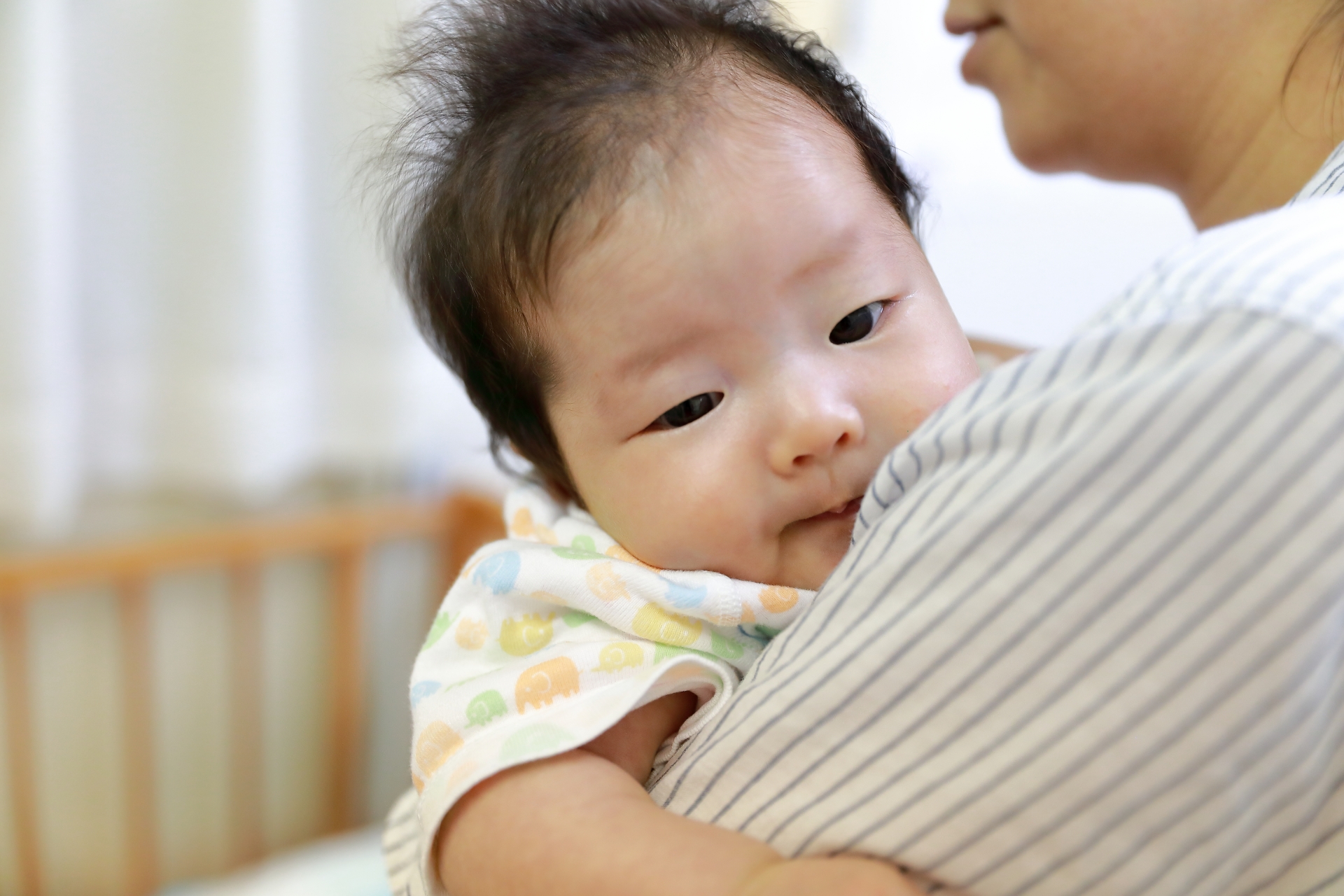3ヶ月の赤ちゃんの抱っこは横抱きか縦抱きか。そのコツや注意点