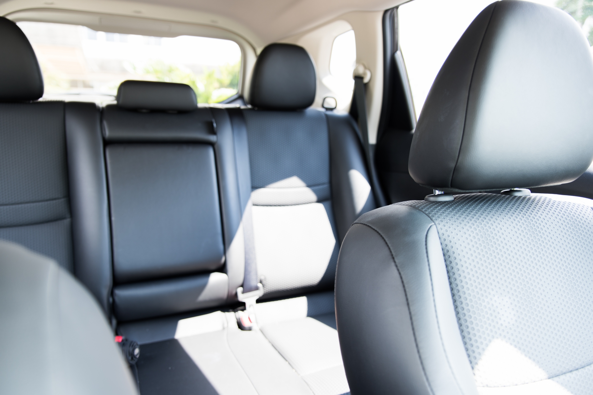 車のレザーシートが車内で暑い時は要注意！予防法と対策について